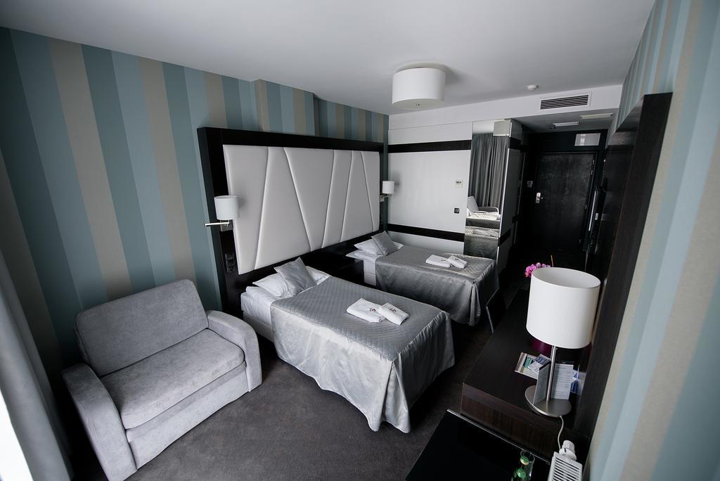 Hotel Grafit Kostomloty Pierwsze Extérieur photo