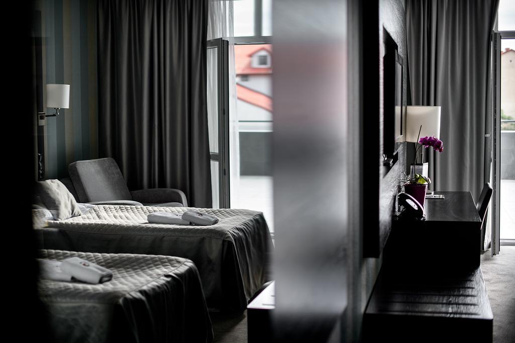 Hotel Grafit Kostomloty Pierwsze Extérieur photo