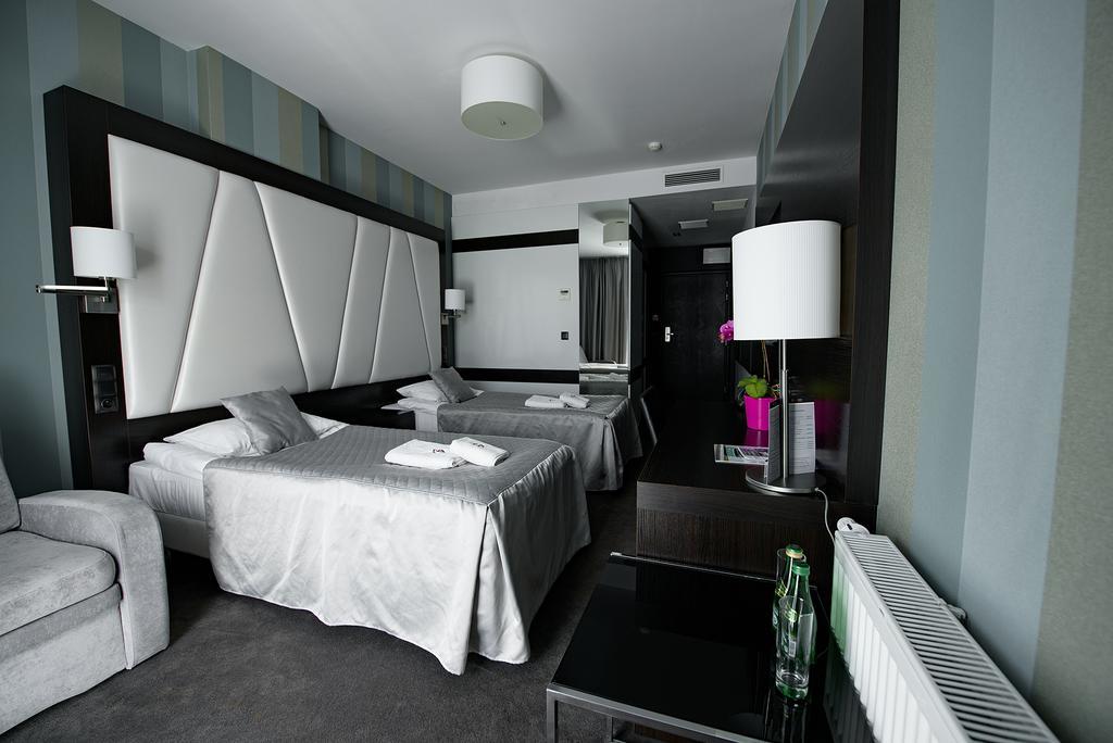 Hotel Grafit Kostomloty Pierwsze Extérieur photo