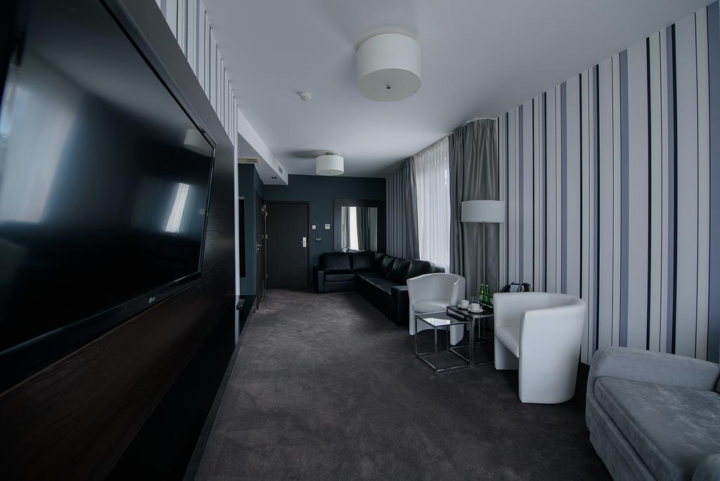 Hotel Grafit Kostomloty Pierwsze Extérieur photo
