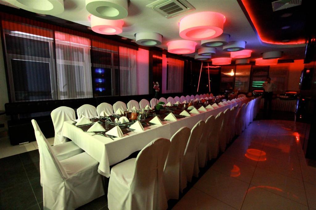 Hotel Grafit Kostomloty Pierwsze Extérieur photo